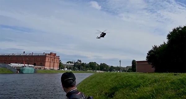 вертолет над петропавловкой