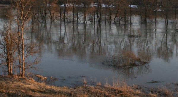 весна река